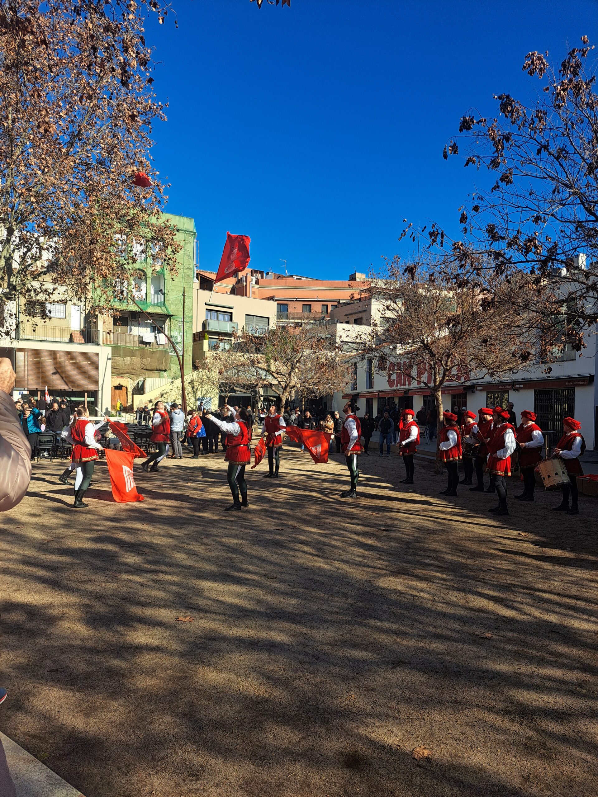 Actors vestits del renaixement fent una actuació