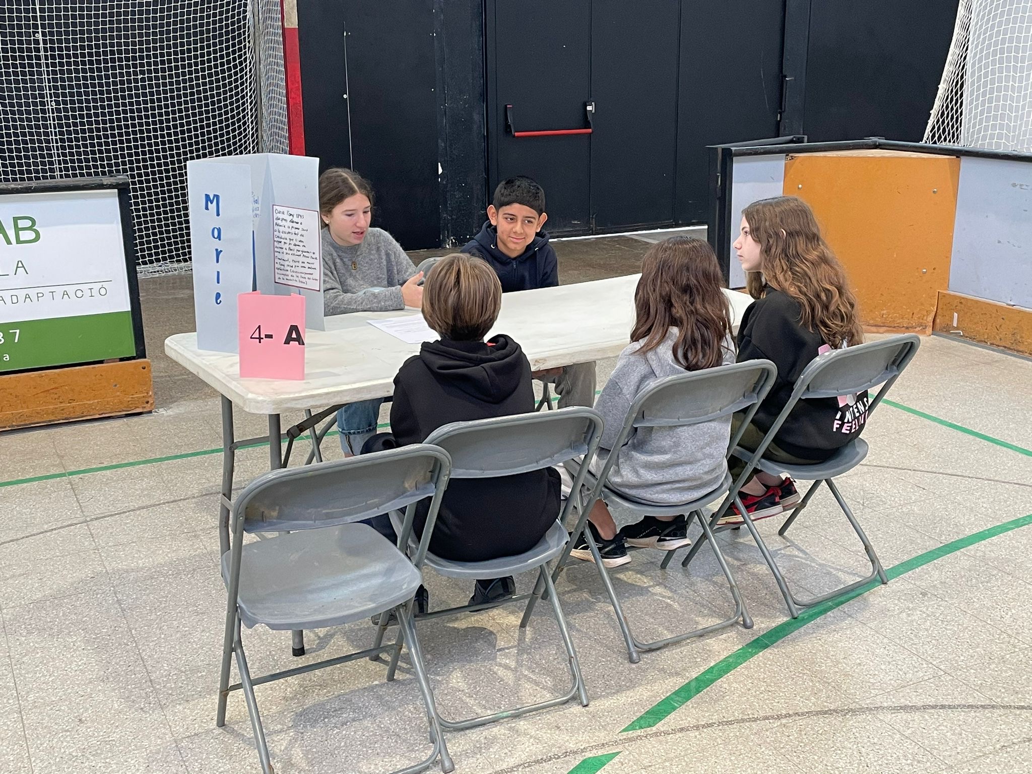 Alumnes de 2n exposant els experiments