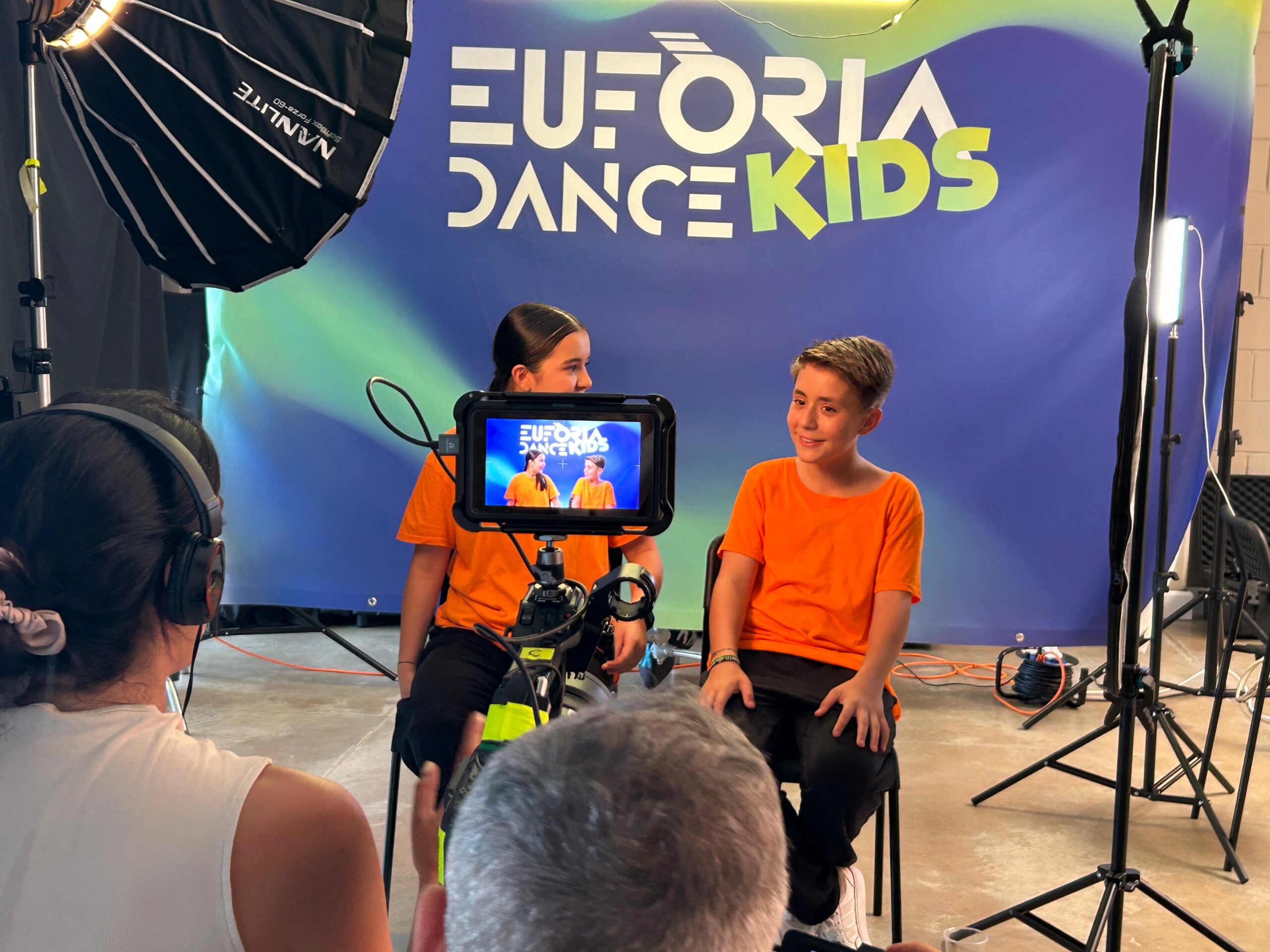 Ballarins de La Casa Kids gravant entrevistes